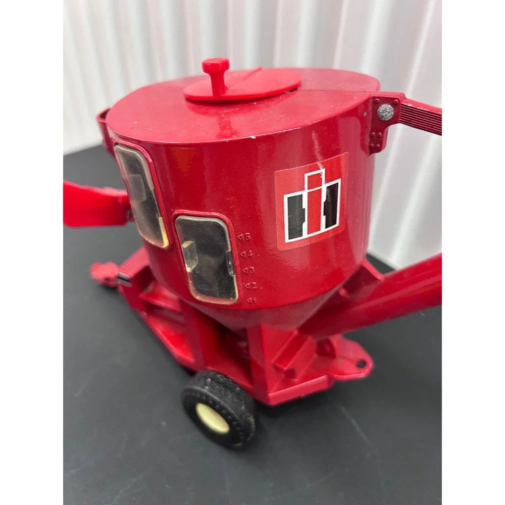 Ertl International Harvester Grinder Mixer Red Diecast 1/16 Scale Farm Toy USA